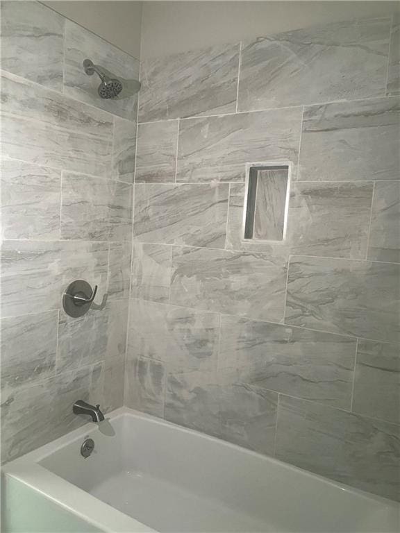 bathroom with tiled shower / bath combo