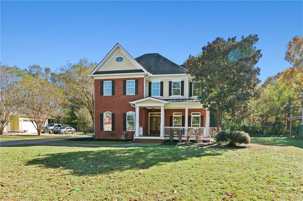 view of front facade with a porch and a front lawn