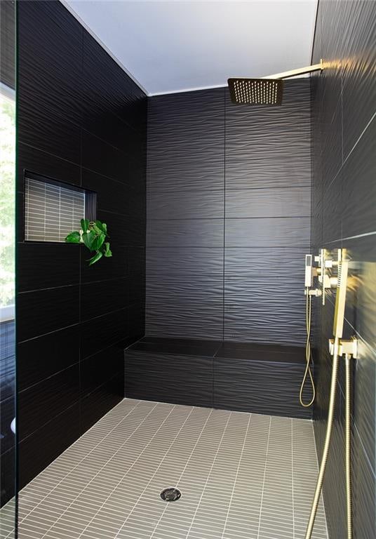 bathroom featuring tiled shower