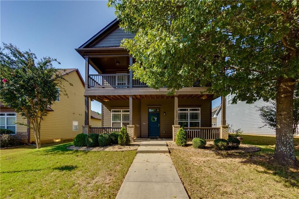 view of front of home featuring a porch and a front lawn