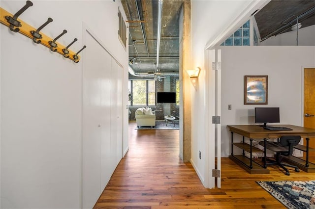 3235 Roswell Rd NE Unit 505, Atlanta, GA 30305 - corridor featuring wood finished floors and a desk
