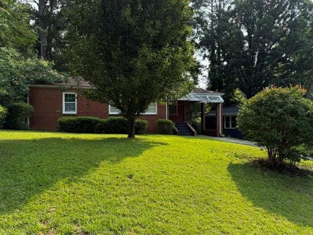 186 W Lake Dr NW, Atlanta, GA 30314 - view of front of house with a front lawn