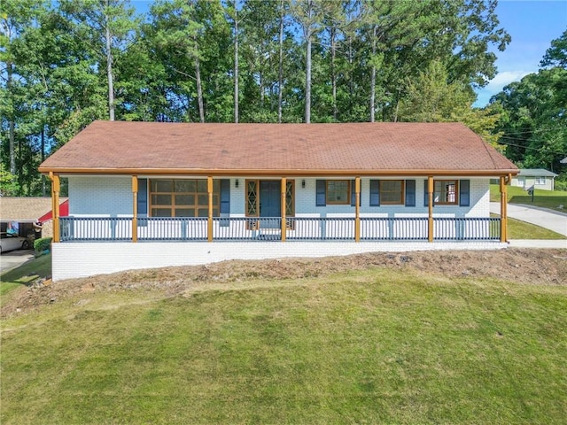 view of front facade with a front yard and covered porch