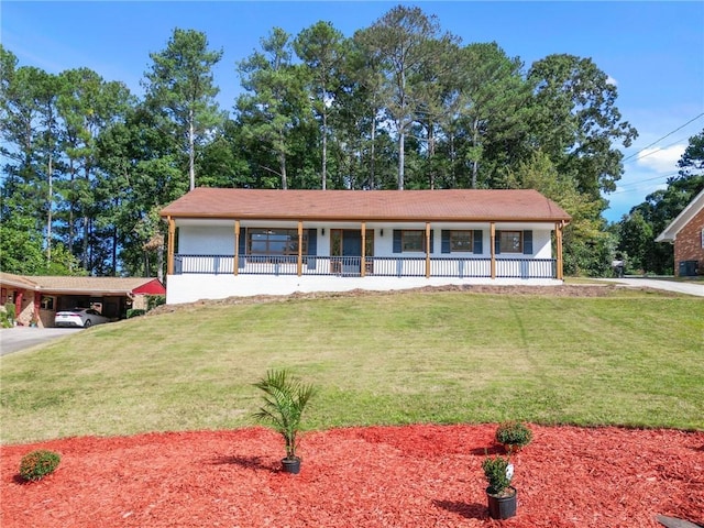 view of front of property featuring a porch, a front lawn, and a carport