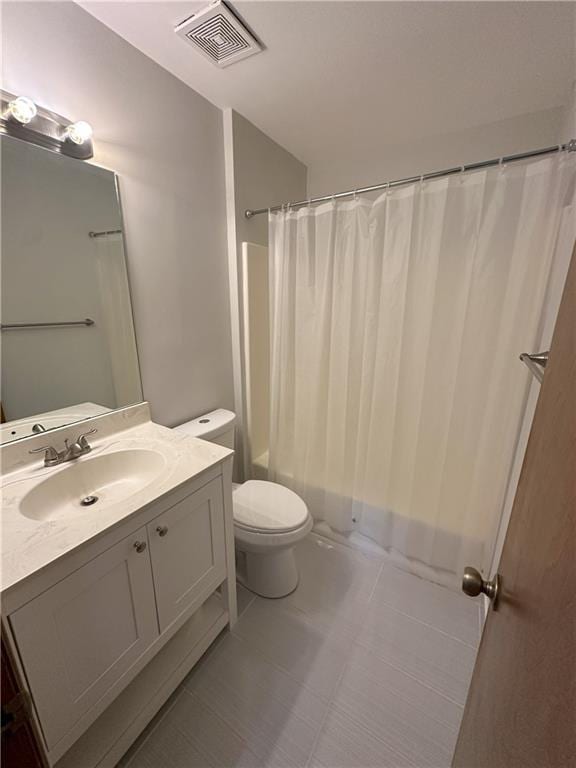 full bathroom with tile patterned floors, visible vents, shower / bath combo with shower curtain, toilet, and vanity