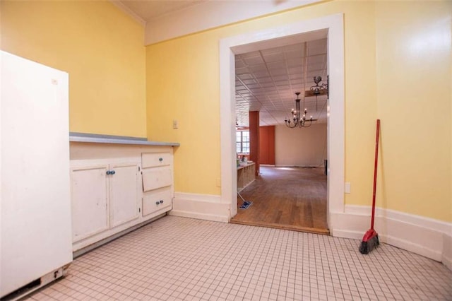 bathroom featuring an inviting chandelier