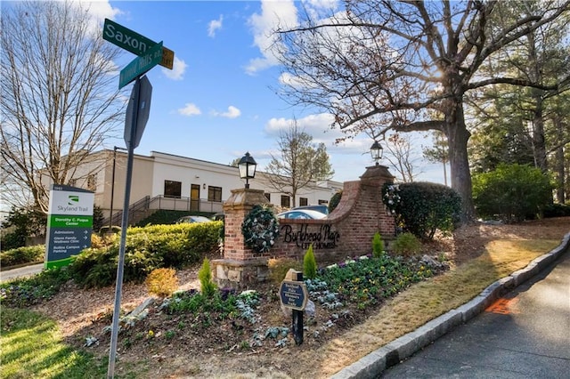 view of community / neighborhood sign