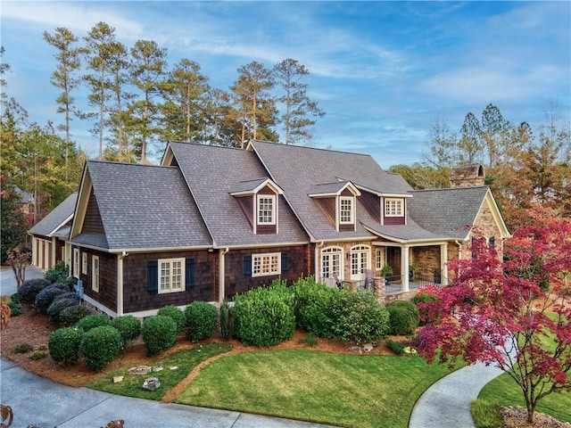 view of front of property featuring a front lawn