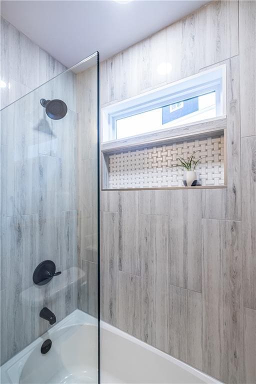 bathroom with tiled shower / bath