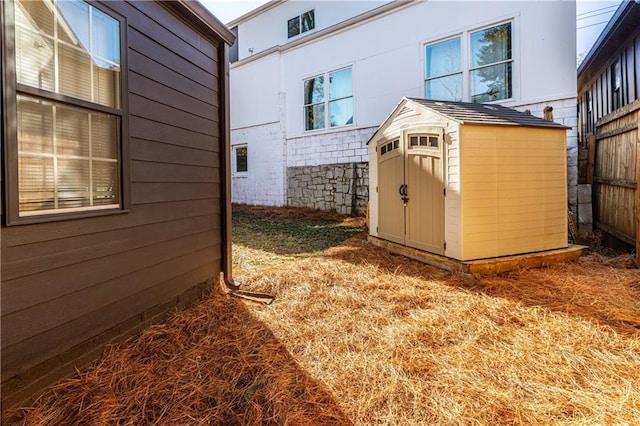 view of yard with a storage unit