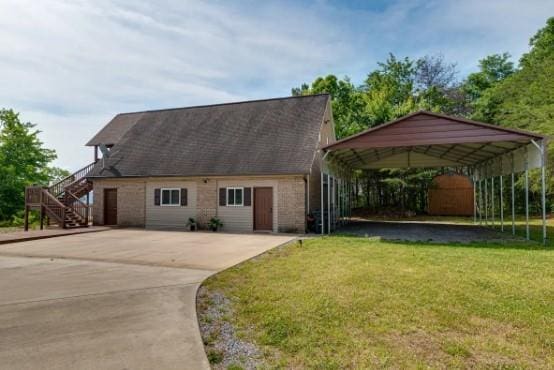 view of front of property featuring a front yard and a carport