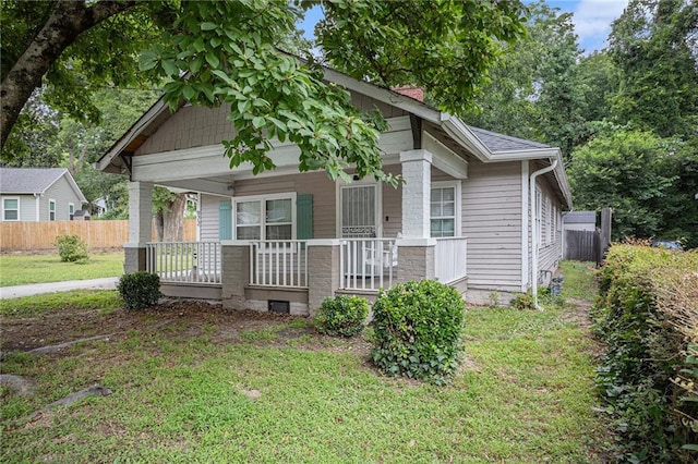 view of front of property featuring a porch and a front lawn