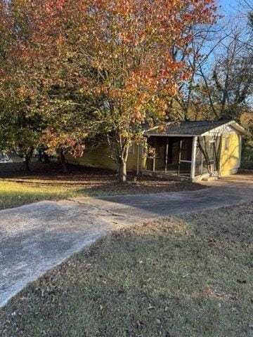 view of front of property with a front yard