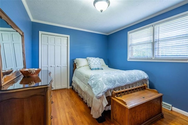 268 Tuck St, Cedartown, GA 30125 - bedroom with wood finished floors, a textured ceiling, crown molding, a closet, and baseboards