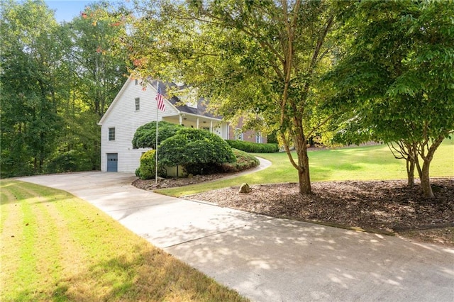 view of front facade featuring a front yard and a garage