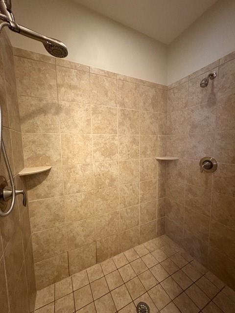 430 La Perla Dr, Sugar Hill, GA 30518 - full bath featuring a tile shower
