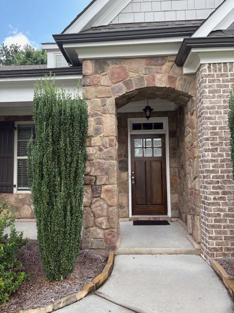 430 La Perla Dr, Sugar Hill, GA 30518 - entrance to property with stone siding