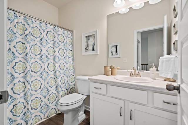 full bathroom featuring a shower with shower curtain, toilet, wood finished floors, and vanity