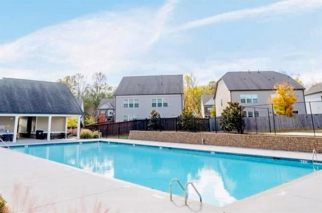 715 Laura Jean Ct, Buford, GA 30518 - community pool with a residential view and a patio area