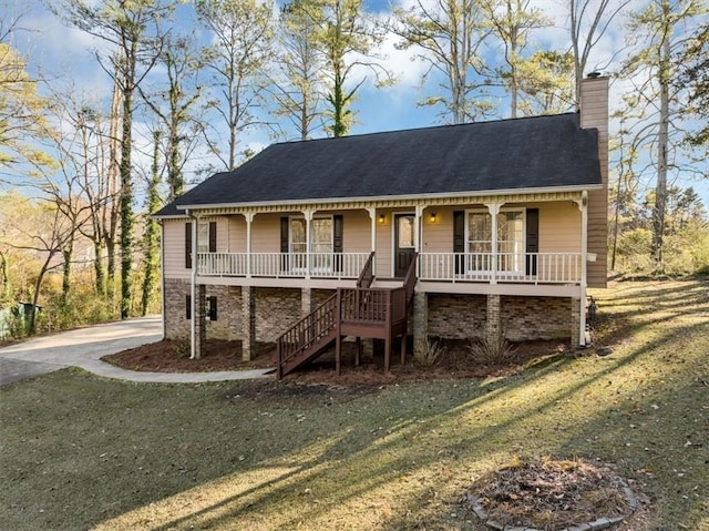 view of front of property featuring covered porch and a front lawn