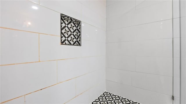 bathroom featuring a tile shower