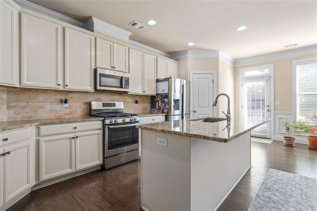 kitchen featuring stainless steel appliances, dark wood-type flooring, a sink, and visible vents