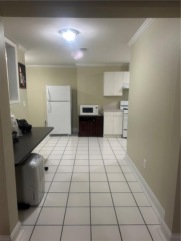 room details with a tray ceiling and crown molding