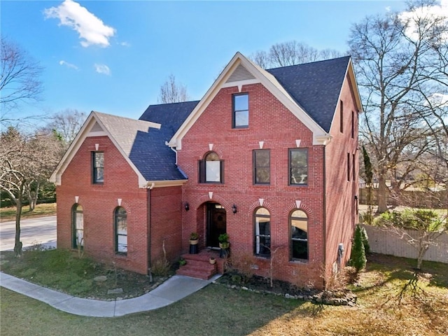 view of front facade featuring a front yard