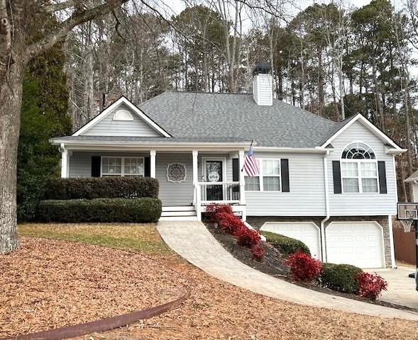 view of front facade with a garage