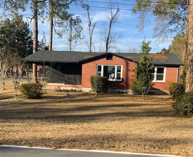 view of front of property featuring a front yard and brick siding