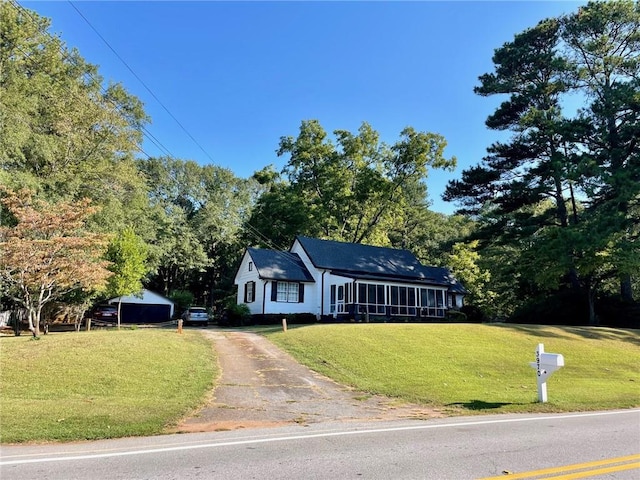 view of front of property featuring a front lawn