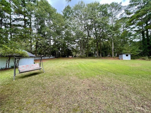 view of yard with a storage unit