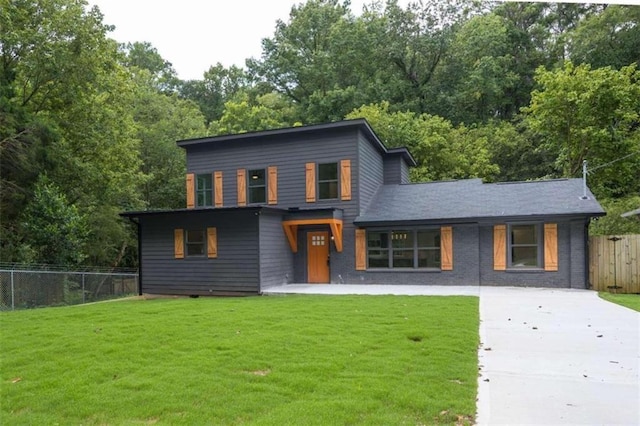 view of front facade featuring a front lawn