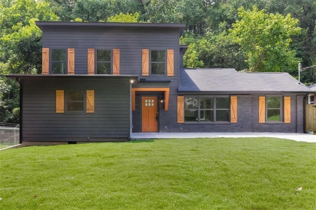 view of front of home with a front lawn