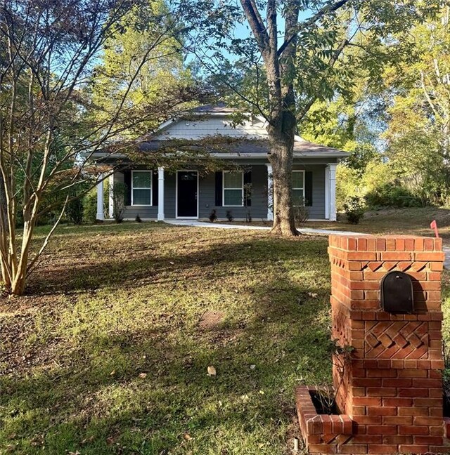 view of front facade with a front lawn