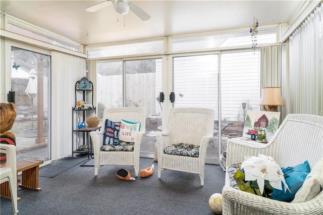 sunroom with ceiling fan