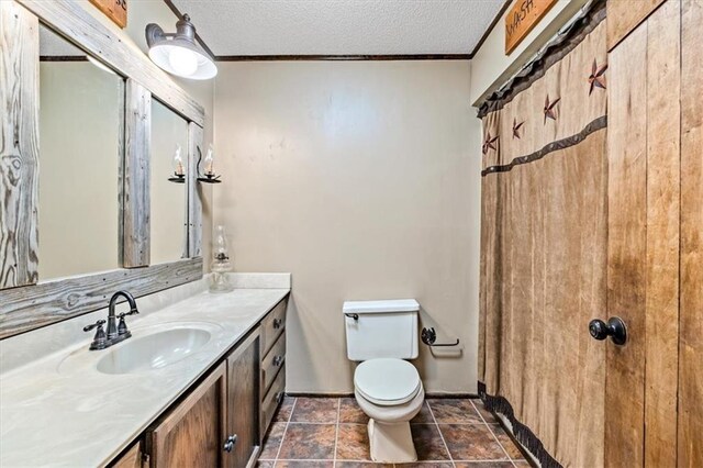 bathroom featuring toilet, a shower with curtain, ornamental molding, a textured ceiling, and vanity