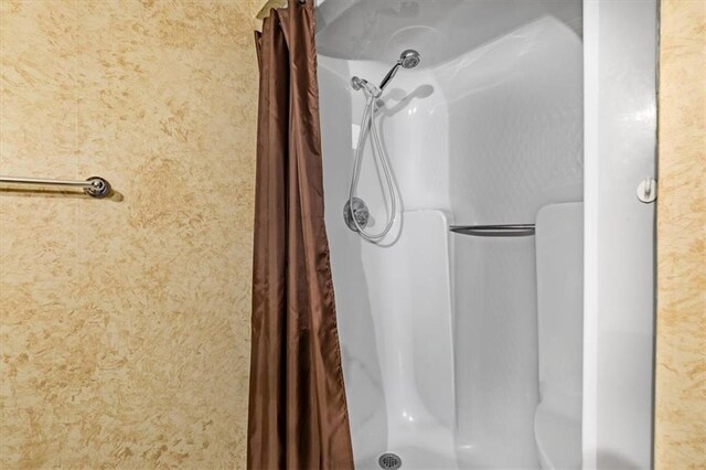 room details featuring curtained shower