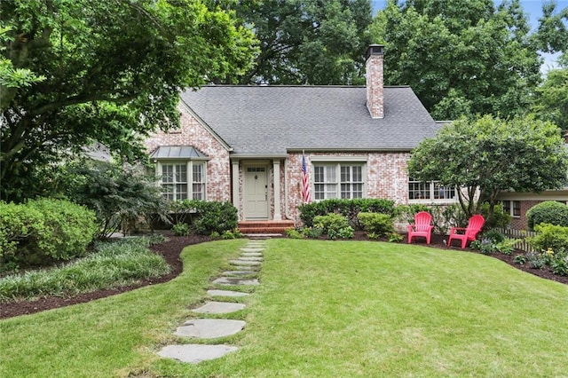 view of front of house featuring a front lawn