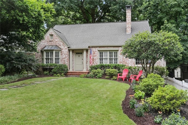 view of front of home with a front lawn