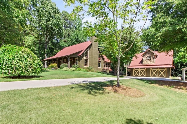 view of property's community featuring a lawn