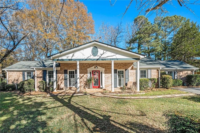 view of front of house with covered porch and a front lawn