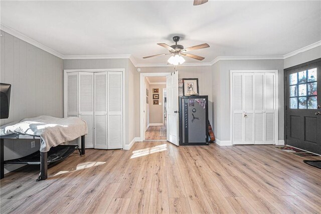 foyer featuring crown molding, ceiling fan, and light hardwood / wood-style flooring