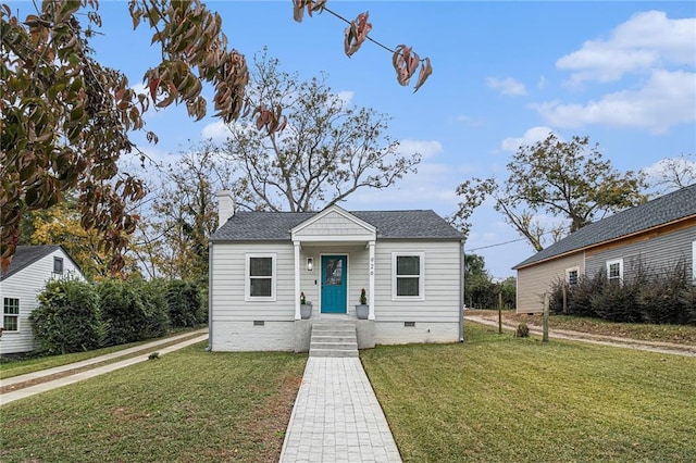 view of front of property with a front lawn