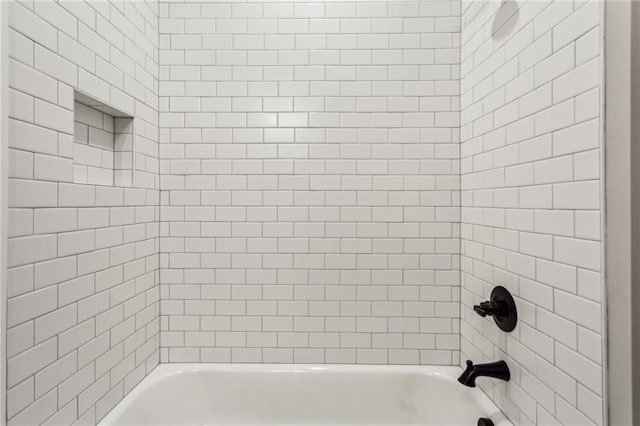 bathroom featuring tiled shower / bath combo