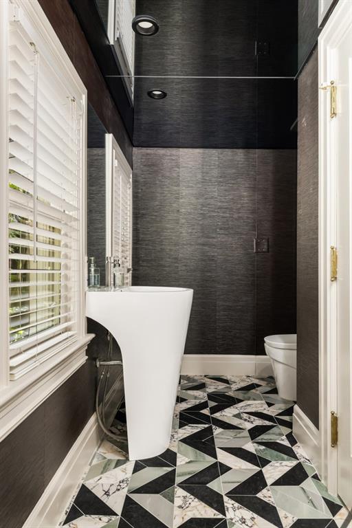 31 Lafayette Dr NE, Atlanta, GA 30309 - bathroom with baseboards, a soaking tub, and toilet