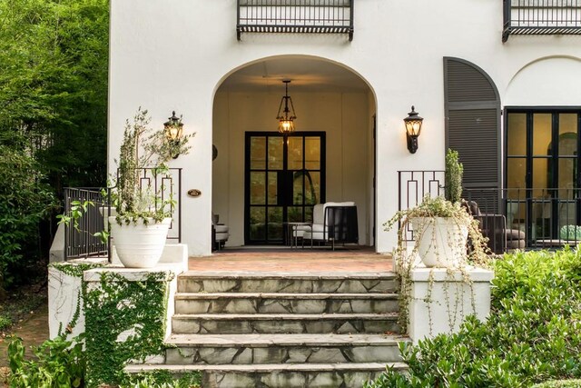 31 Lafayette Dr NE, Atlanta, GA 30309 - view of exterior entry with a porch, stucco siding, and a balcony