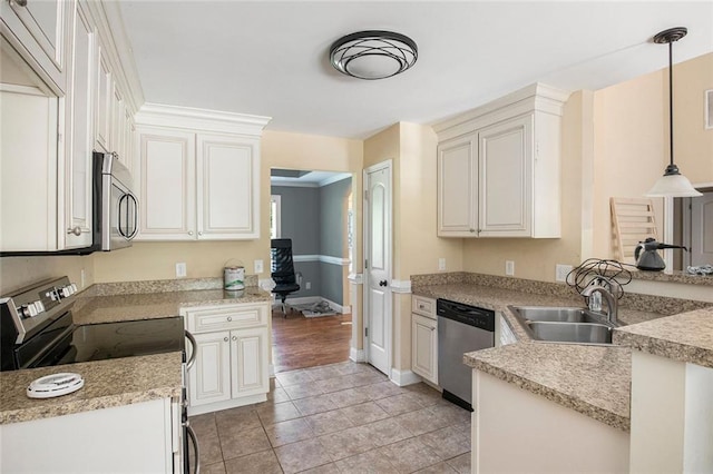 208 Stonington Dr, Mount Airy, GA 30563 - kitchen featuring appliances with stainless steel finishes, a sink, baseboards, light countertops, and decorative light fixtures
