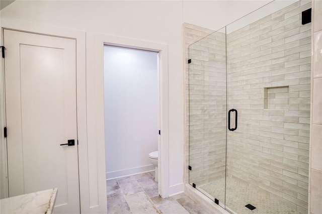 full bath featuring baseboards, toilet, and a shower stall