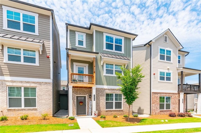 townhome / multi-family property featuring a balcony